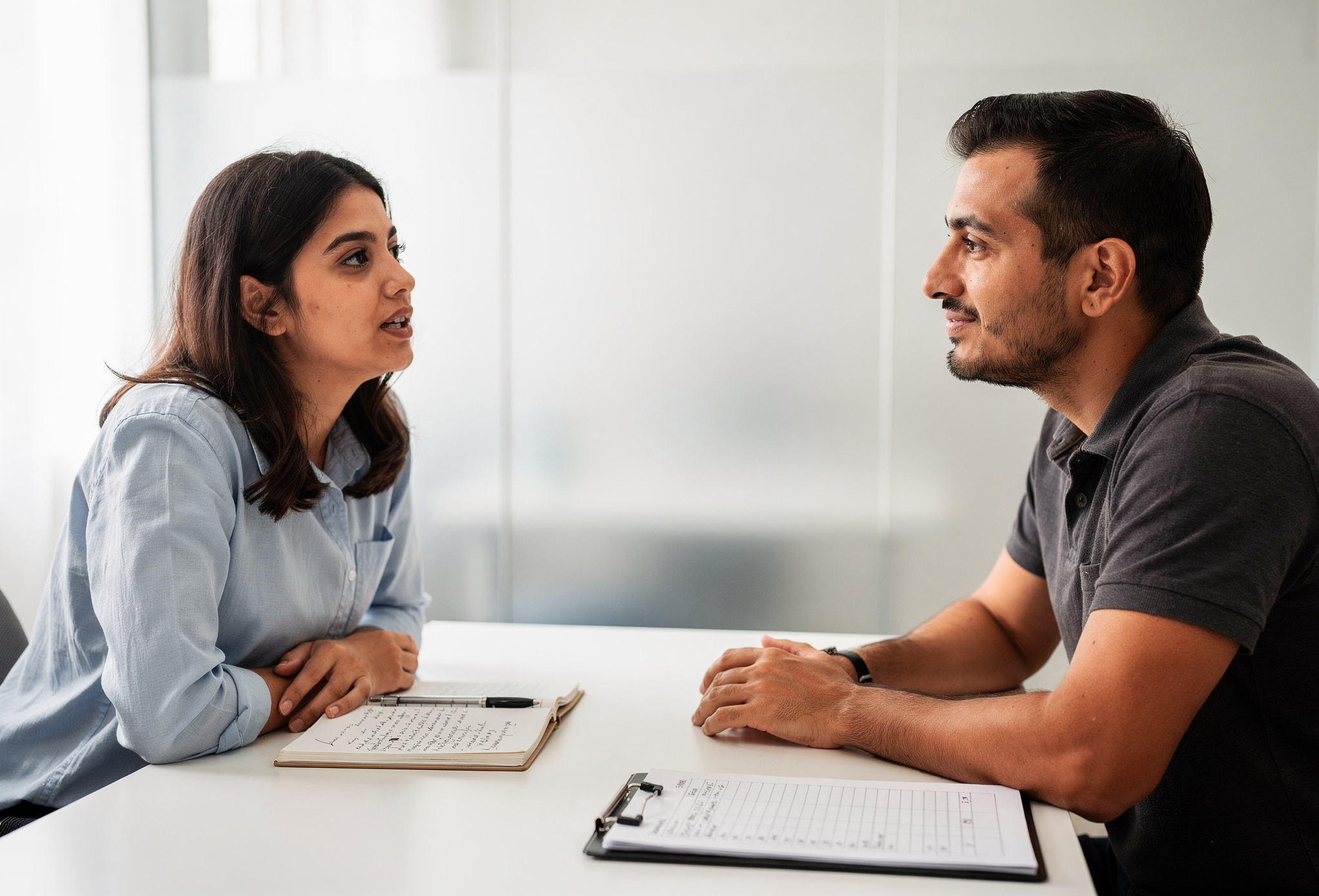 Eğitmen ve öğrenci modern çalışma odasında speaking pratiği yapıyor